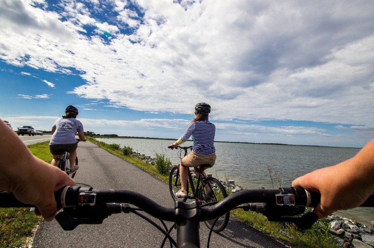 bicycle-riders-2071825_1920